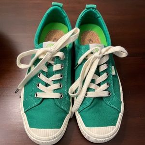 Cariuma OCA Low Canvas shoes